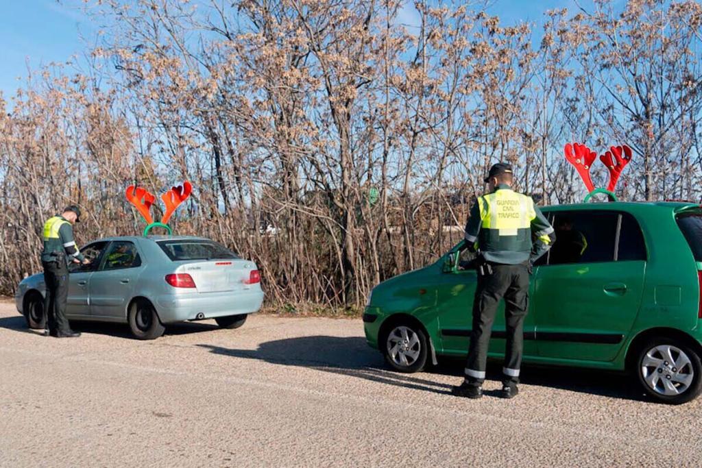 Cuernos de Reno en el Coche: La DGT Responde a la Nueva Moda Navideña con Multas de Hasta 500 Euros
