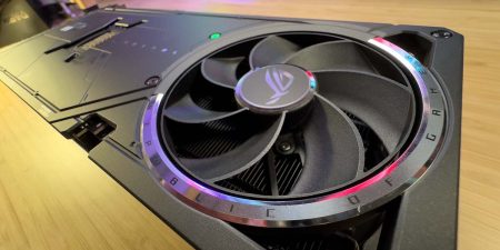 ASUS ROG ASTRAL RTX 5080 OC GAMING foto del cuarto ventilador