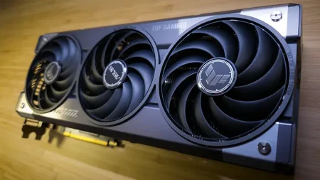Asus TUF Gaming RX 9070 16GB OC vista diagonal