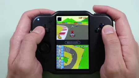 Nueva consola Magicx Zero 40 con pantalla vertical táctil optimizada para emular juegos de Nintendo DS.