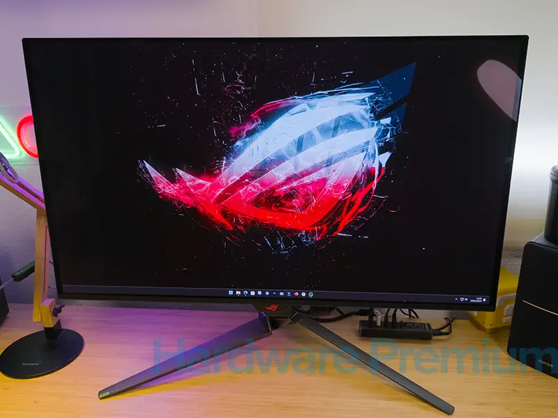 Asus ROG Swift OLED PG32UCDM montado con su peana