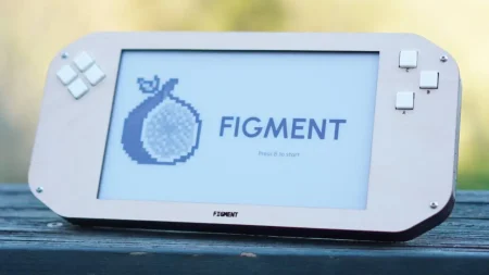 Figment revoluciona el gaming narrativo con su consola portátil E Ink