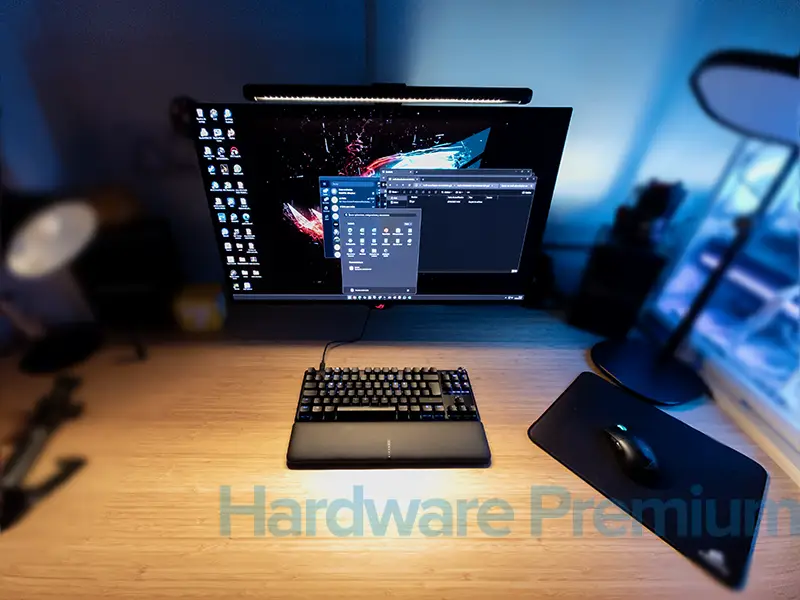 ASUS ROG monitor Light Bar colocado en un PG32UCDM