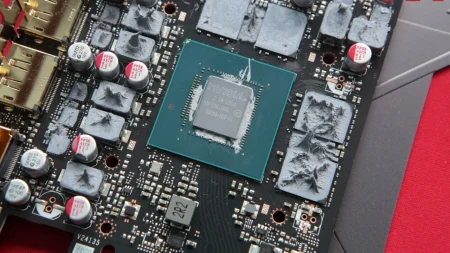 La GeForce RTX 5060 Ti Eagle OC sorprende con una placa absurdamente corta y un conector PCIe reducido