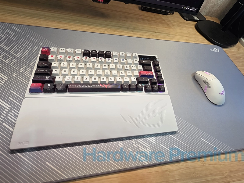 Teclado ASUS ROG AZOTH X con reposamuñecas en alfombrilla ROG