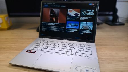 Portatil Asus Vivobook S14 modelo m3407h navegando por internet