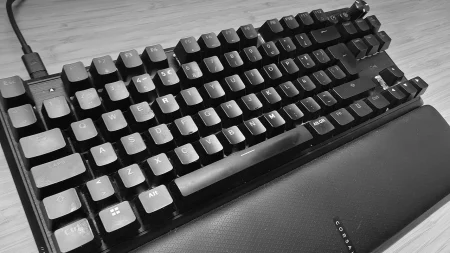 Corsair K70 PRO TKL en vista diagonal y blanco y negro