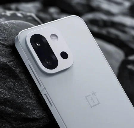 OnePlus 13s: el nuevo flagship compacto llega con cámara frontal 4K, pero pierde capacidad de batería