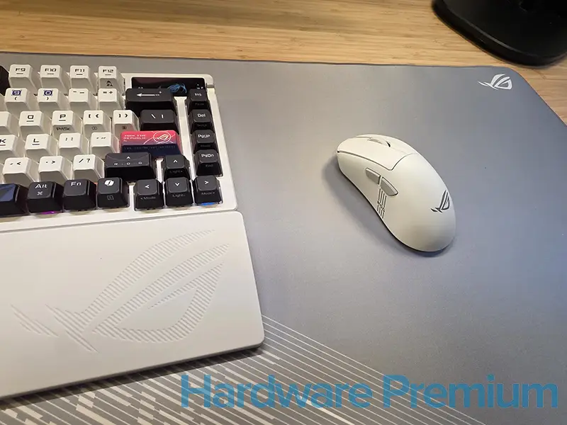 Raton con teclado ASUS ROG Keris II Origin en alfombrilla ASUS ROG