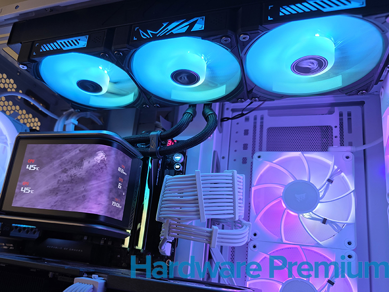 Ventiladores de la ROG RYUO IV con iluminación encendida.