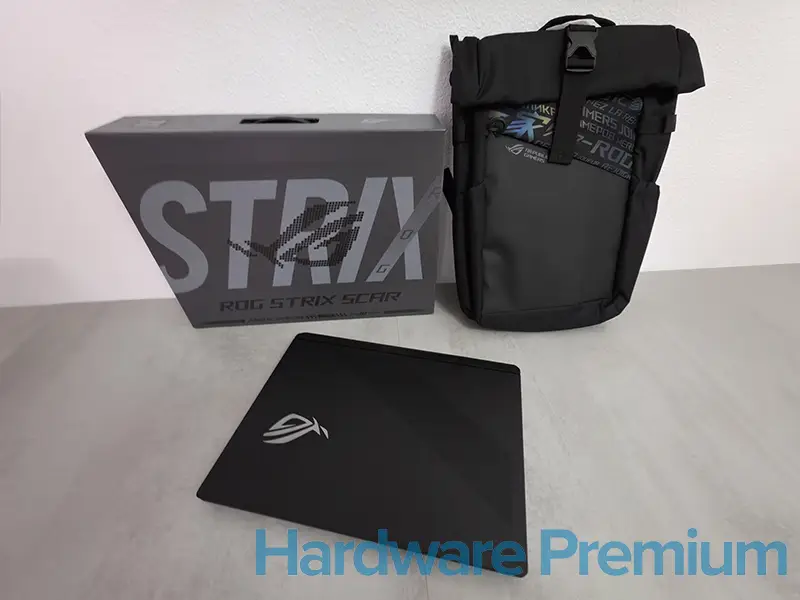 ASUS ROG STRIX SCAR 18 (2025) G835L con sus accesorios y embalaje
