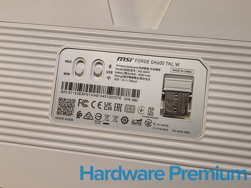 Switch selector MAC, Windows y tipo de conexion junto a dongle del MSI Forge GK600 TKL Wireless