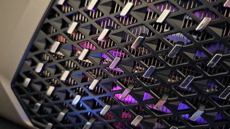 Vista del RGB a traves del disipador de la MSI RTX 5080 16G Expert OC