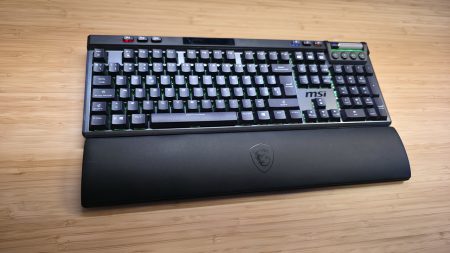 Foto diagonal del MSI STRIKE PRO WIRELESS