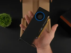 La nueva Intel Arc Pro B50 mueve Cyberpunk 2077 a 85 FPS con solo 50 W