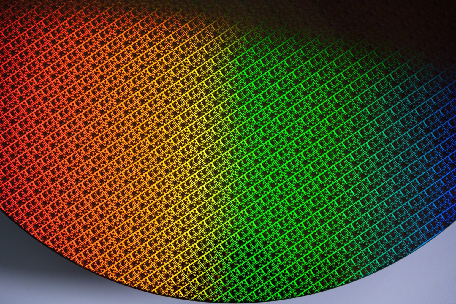 Intel busca un acuerdo con Apple: el posible movimiento que puede cambiar el futuro de sus chips