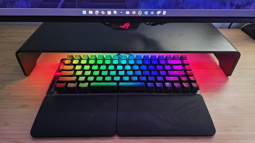 Probamos el Razer Monitor Stand Chroma: el accesorio más bonito… y polémico de Razer
