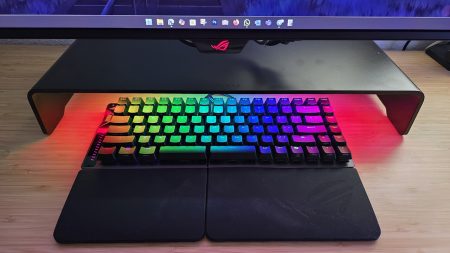 Probamos el Razer Monitor Stand Chroma: el accesorio más bonito… y polémico de Razer