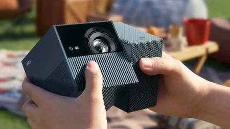 TCL PlayCube: el mini proyector cúbico con Google TV y batería de 3 horas que ya puedes comprar