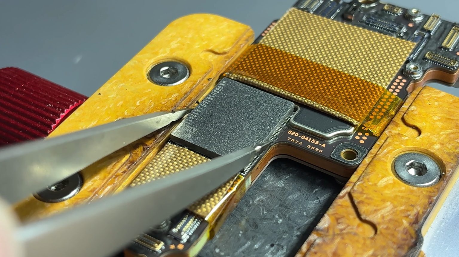 Un modder logra ampliar la memoria del iPhone 17 Pro Max hasta 2 TB y ahorrarse 800 $: una hazaña tan precisa como arriesgada Un modder logra ampliar la memoria del iPhone 17 Pro Max hasta 2 TB y ahorrarse 800 $: una hazaña tan precisa como arriesgada