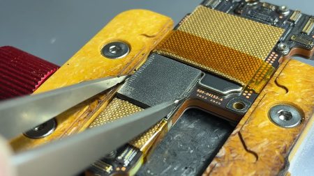 Un modder logra ampliar la memoria del iPhone 17 Pro Max hasta 2 TB y ahorrarse 800 $: una hazaña tan precisa como arriesgada