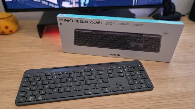 He usado el teclado que se carga solo con luz: el Logitech K980 me ha hecho olvidar los cables (literalmente)