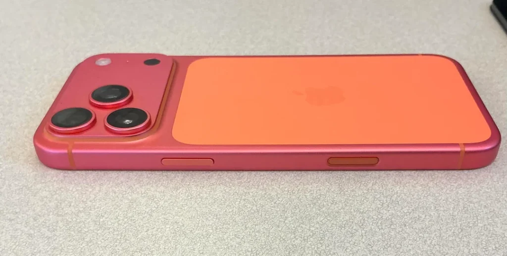 El iPhone 17 Pro “Cosmic Orange” se tiñe de rosa: usuarios reportan un misterioso cambio de color