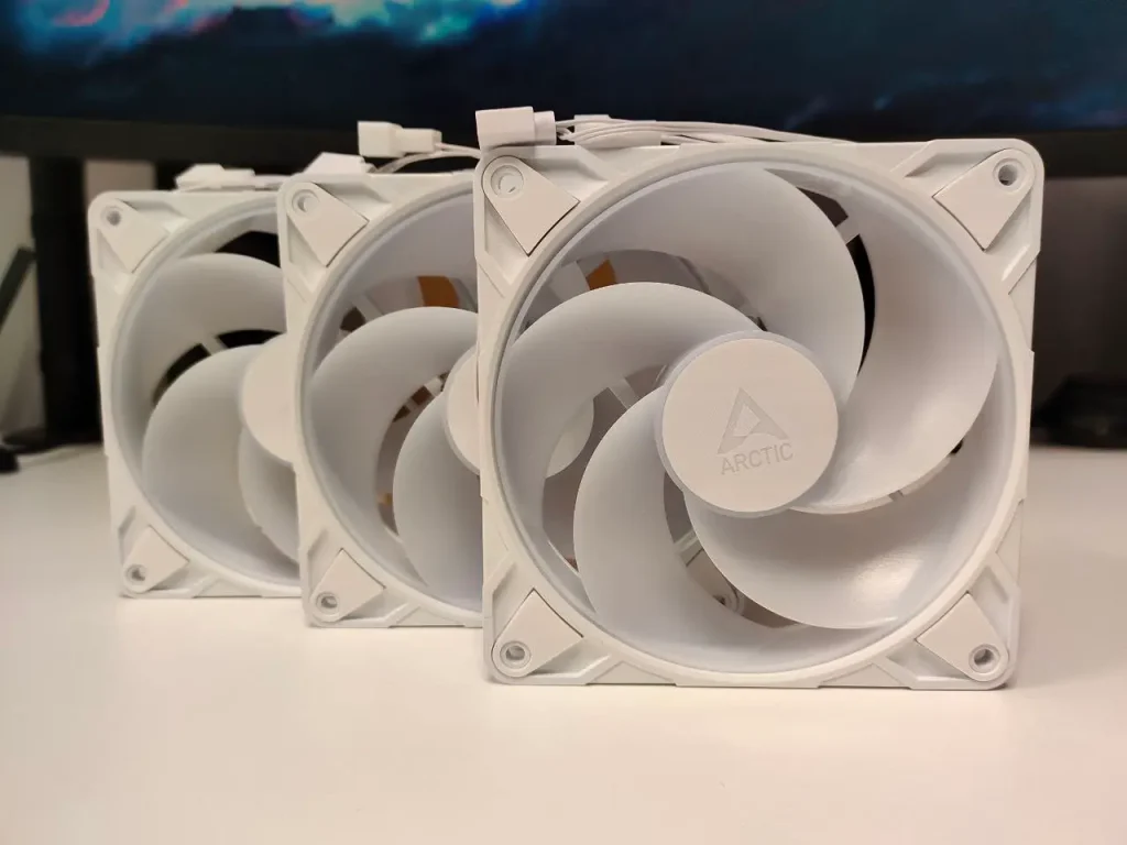 Arctic P12 Pro Reverse A-RGB: cuando el flujo de aire también sabe entrar por los ojos