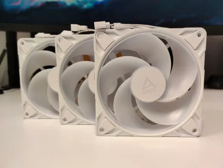 Arctic P12 Pro Reverse A-RGB: cuando el flujo de aire también sabe entrar por los ojos Arctic P12 Pro Reverse A-RGB: cuando el flujo de aire también sabe entrar por los ojos