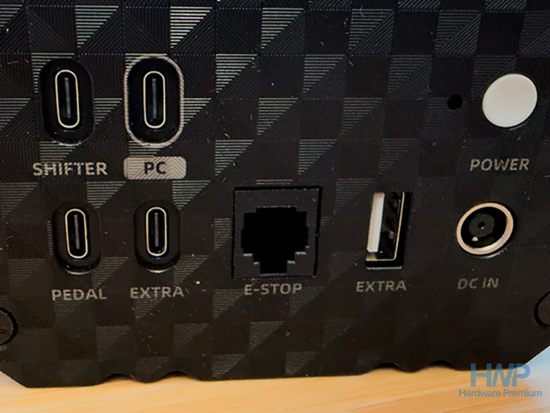 Conexiones traseras de la base PXN VD6: USB-C para PC, pedales y shifter, E-Stop, USB-A y entrada de corriente