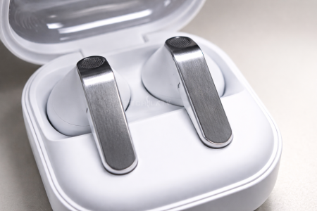 Samsung cambia el relato: los Galaxy Buds 4 lucen acabado metálico para marcar distancia con AirPods