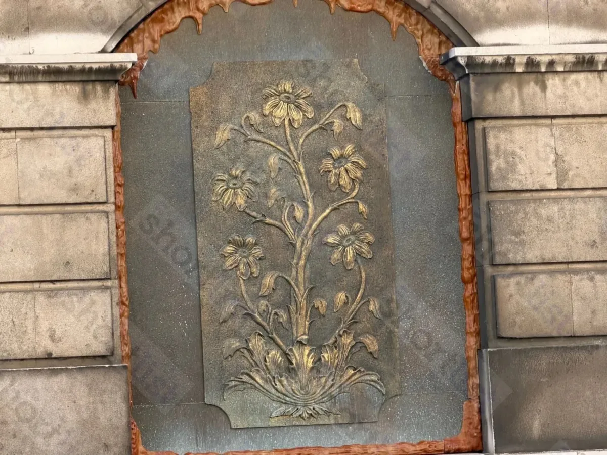 The ornament has reminded fans of possible connections to Goldmask and other lore elements.
