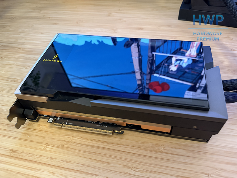 Vista diagonal de MSI RTX 5090 Lightning Z