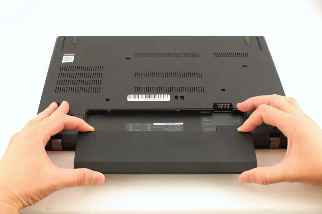 El regreso del "Grial" de los ThinkPad: Lenovo coquetea con la vuelta de las baterías extraíbles