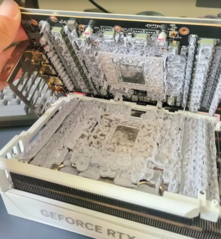 Una AORUS RTX 5090 destapa exceso de gel térmico tras subir los ventiladores