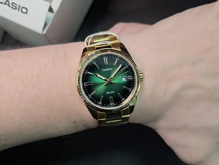 Casio MTP-1302PGC-3AV precio — El Casio MTP-1302PGC-3AV llega a EE. UU. con esfera verde y bisel estriado