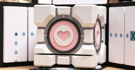 Dbrand enseña su Companion Cube antes de destruirlo todo Dbrand enseña su Companion Cube antes de destruirlo todo