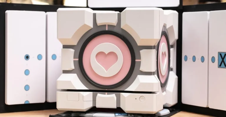 Dbrand enseña su Companion Cube antes de destruirlo todo