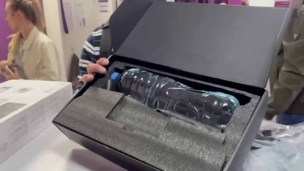 RTX 5070 Ti compra falsa Wildberries — Buyer opens sealed RTX 5070 Ti box at pickup point, finds water bottle
