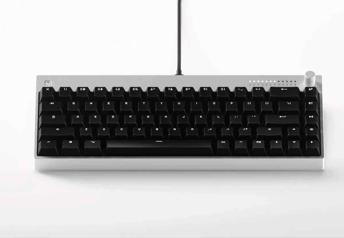 Wallhack estrena el K-001 HE, un teclado gaming con switches magnéticos y aire ochentero