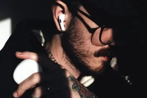 airpods pro 4 lanzamiento — Un vídeo filtrado de Apple confirma la cámara del AirPods Pro 4 antes de su presentación oficial