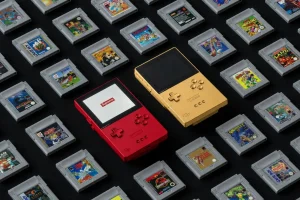 Analogue Pocket — Analogue y Supreme lanzan una Pocket metálica en rojo y dorado de 24 quilates