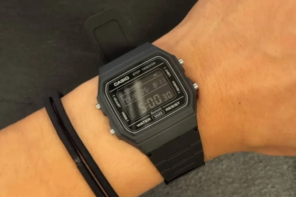 El Casio F-B100W muestra su contador de pasos y botones metálicos casio fx-b100w — El Casio F-B100W muestra su contador de pasos y botones metálicos