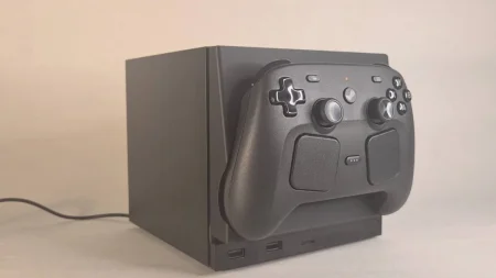 Un usuario convierte la Steam Machine en base para cargar el Steam Controller faceplate steam machine — Un usuario convierte la Steam Machine en base para cargar el Steam Controller