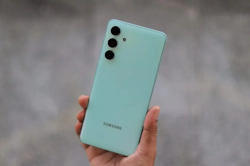 Galaxy M55 One UI 9.0 — El Galaxy M55 recibe el parche de agosto con 56 correcciones de seguridad