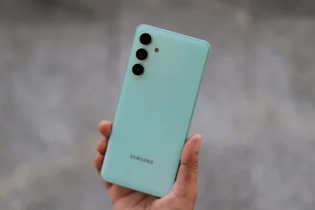 Galaxy M55 One UI 9.0 — El Galaxy M55 recibe el parche de agosto con 56 correcciones de seguridad