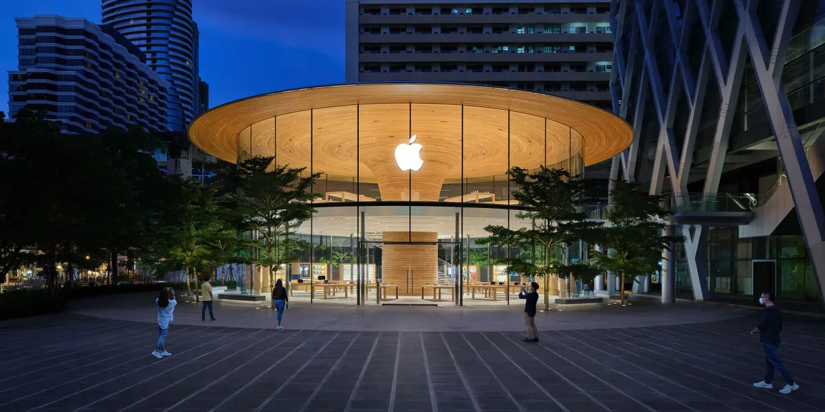 iPhone 18 Pro pre-orders fecha — The reported Apple Upgrade program raises a very big concern | Photo shows the Central World store in Bangkok, Thailand