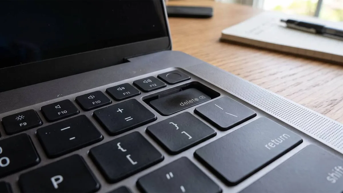 M5 Max MacBook Pro sobrecalentamiento — El calor habría hundido la tecla Suprimir de un MacBook Pro M5 Max