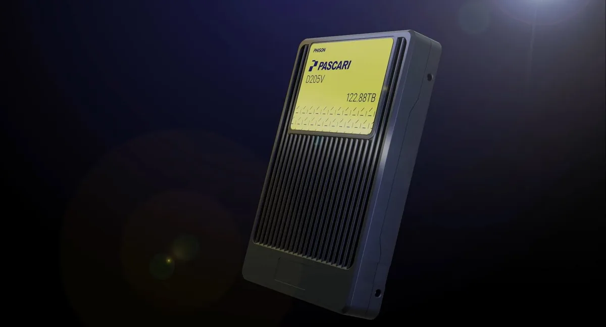 precios SSD subirán 2030 — A close-up of a Phison PASCAR D205V drive with a capacity of 122.88TB against a dark background.