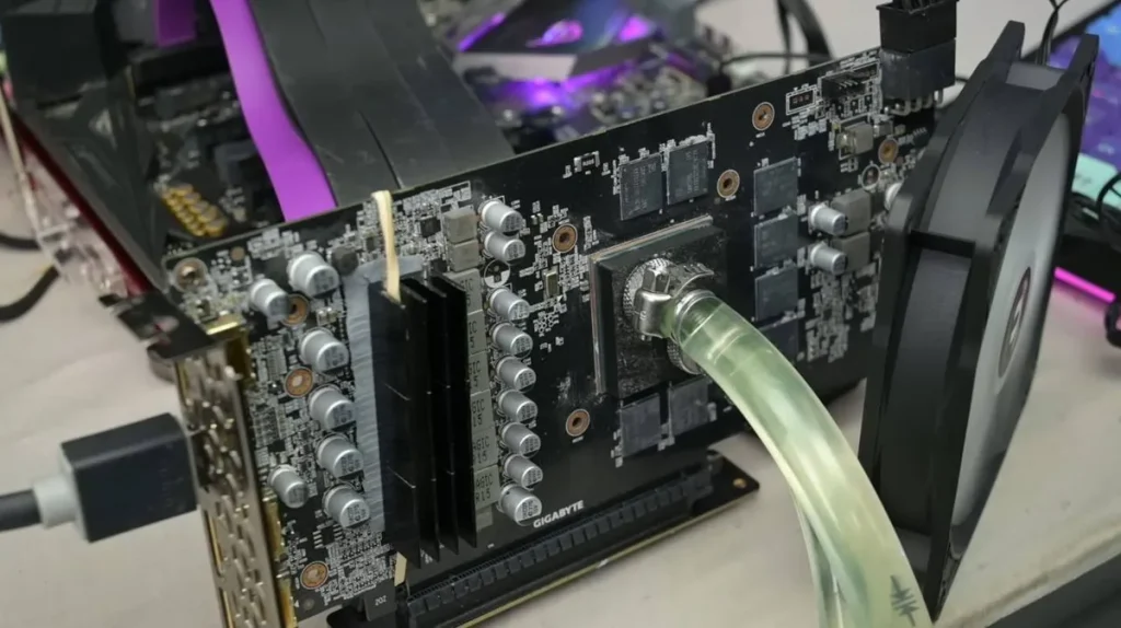 Bombea agua directamente sobre el silicio de una RTX 2060 y baja de 70°C a 28°C RTX 2060 water cooling directo — Bombea agua directamente sobre el silicio de una RTX 2060 y baja de 70°C a 28°C